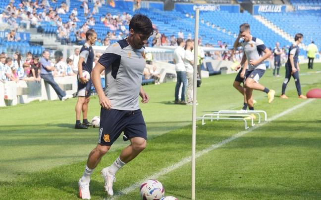 Silva, este lunes en Anoeta durante el calentamiento, en los minutos iniciales de la sesión. / PEDRO MARTINEZ