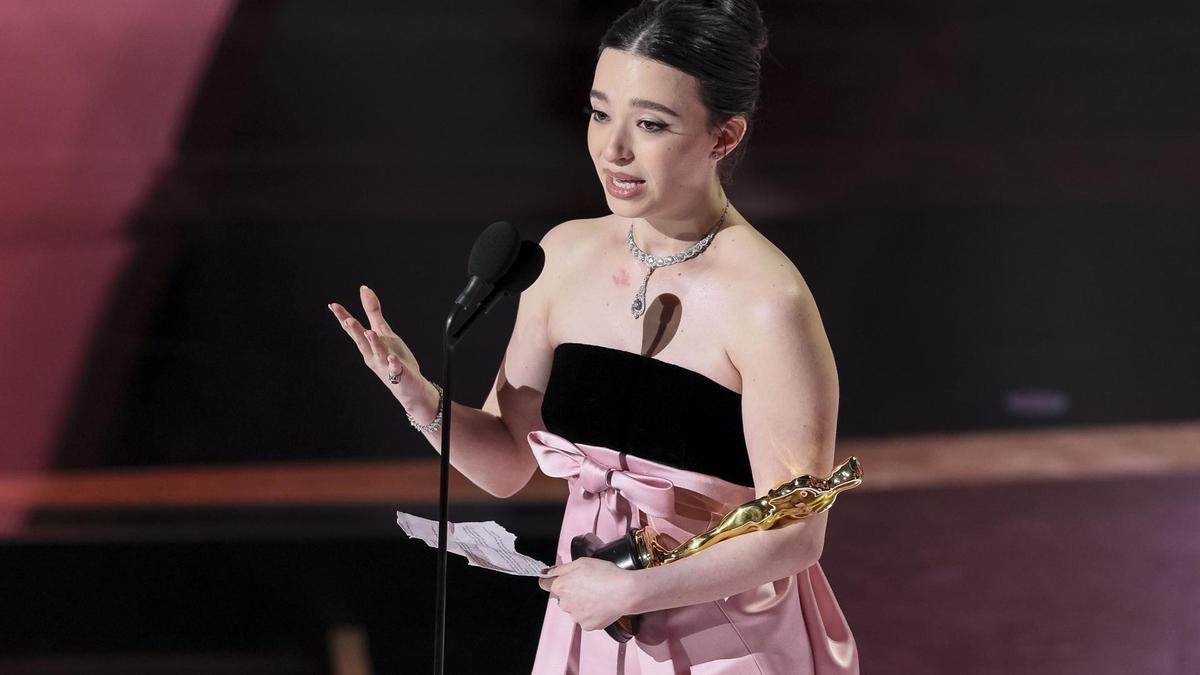 Mikey Madison recoge el OScar a la mejor actriz por 'Anora'.