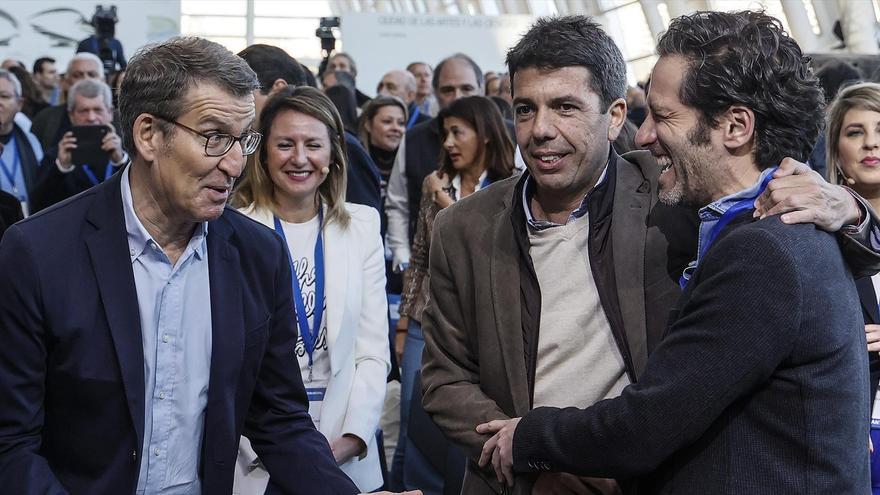 Alberto Núñez Feijóo, saluda al presidente del PP valenciano, Carlos Mazón, y al portavoz Borja Semper, 4 de febrero de 2023, en Valencia.