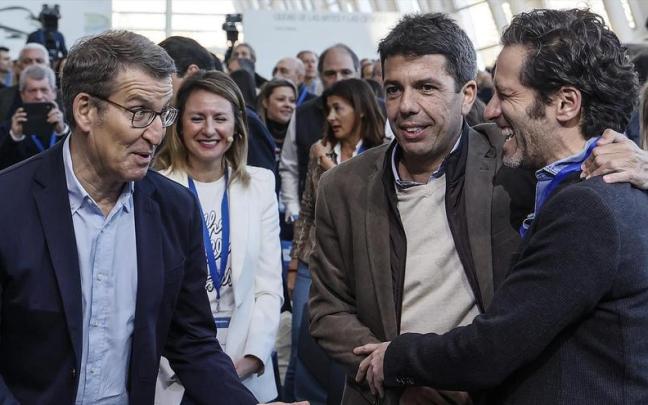 Alberto Núñez Feijóo, saluda al presidente del PP valenciano, Carlos Mazón, y al portavoz Borja Semper, 4 de febrero de 2023, en Valencia.