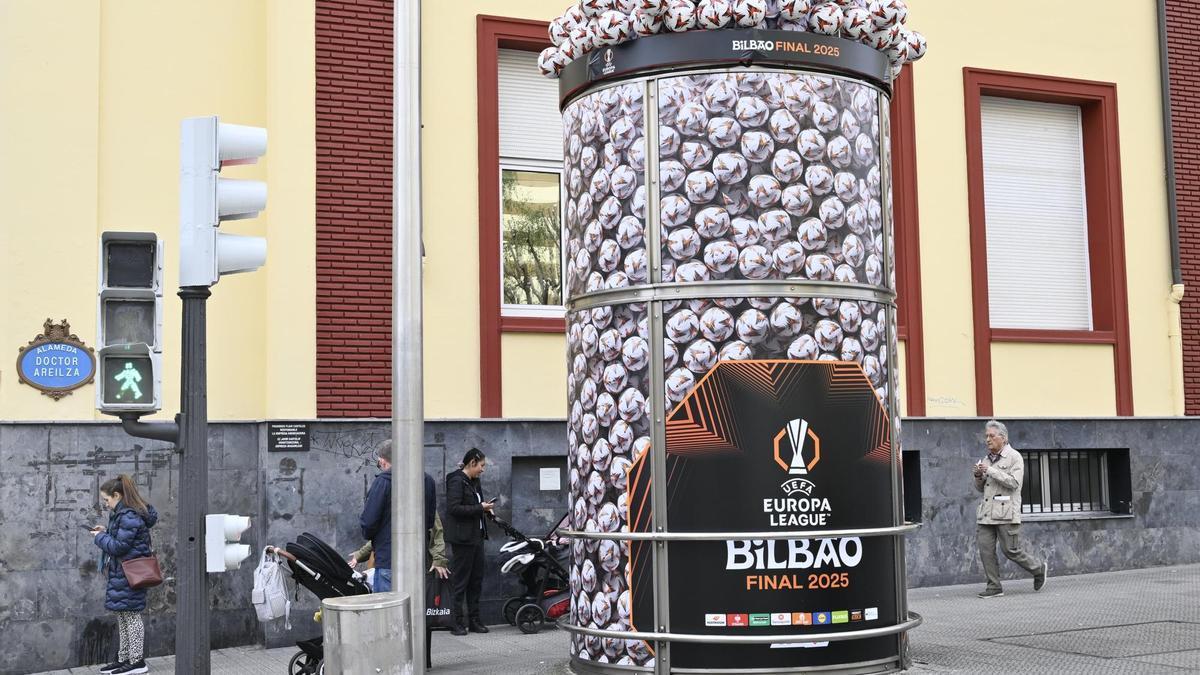 Acceso a Metro Bilbao con decorativos de la final de la Europa League. Oskar González