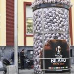 Acceso a Metro Bilbao con decorativos de la final de la Europa League. Oskar González