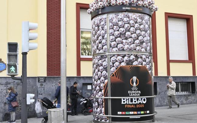 Acceso a Metro Bilbao con decorativos de la final de la Europa League. Oskar González