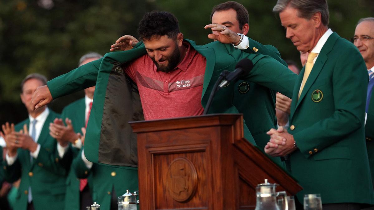 Jon Rahm recibe la chaqueta verde tras ganar el Masters de Augusta.