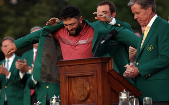 Jon Rahm recibe la chaqueta verde tras ganar el Masters de Augusta.