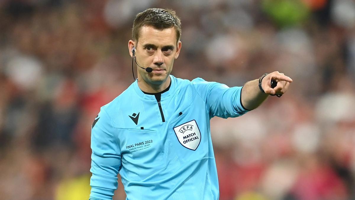 La UEFA ha designado al árbitro francés Clément Turpin para dirigir este martes el partido entre el Benfica y la Real Sociedad, correspondiente a la tercera jornada de la Champions League. Este colegiado galo de 41 años es uno de los mejor considerados por el organismo europeo, tal y como acreditan sus últimas comparecencias continentales. Dirigió durante este último parón el Inglaterra-Italia en Wembley, y el pasado curso hizo lo propio con un Inter-Milan de semifinales de la propia Champions. No estuvo luego en la final, cosa que sí había sucedido un año (2022) antes con motivo del Real Madrid-Liverpool disputado en París. En 2021, mientras, arbitró la final de la Europa League entre el Villarreal y el Manchester United, en Gdansk (Polonia). El también francés Willy Delajod acompañará a Turpin desde el VAR