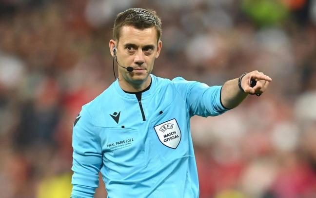 La UEFA ha designado al árbitro francés Clément Turpin para dirigir este martes el partido entre el Benfica y la Real Sociedad, correspondiente a la tercera jornada de la Champions League. Este colegiado galo de 41 años es uno de los mejor considerados por el organismo europeo, tal y como acreditan sus últimas comparecencias continentales. Dirigió durante este último parón el Inglaterra-Italia en Wembley, y el pasado curso hizo lo propio con un Inter-Milan de semifinales de la propia Champions. No estuvo luego en la final, cosa que sí había sucedido un año (2022) antes con motivo del Real Madrid-Liverpool disputado en París. En 2021, mientras, arbitró la final de la Europa League entre el Villarreal y el Manchester United, en Gdansk (Polonia). El también francés Willy Delajod acompañará a Turpin desde el VAR