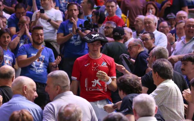 Darío, campeón del Manomanista después de arrollar a Iñaki Artola en el Navarra Arena de Iruñea