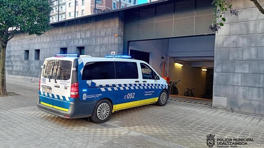 Un furgón de la Policía Municipal de Pamplona entra en el Palacio de Justicia. Foto: Policía Municipal de Pamplona