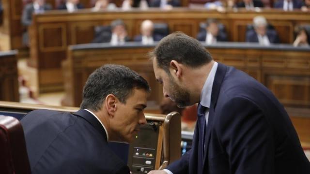 Moción de censura a Mariano Rajoy. En la imagen, Ábalos y Sánchez durante la sesión en el hemiciclo.
