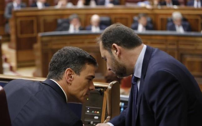 Moción de censura a Mariano Rajoy. En la imagen, Ábalos y Sánchez durante la sesión en el hemiciclo.