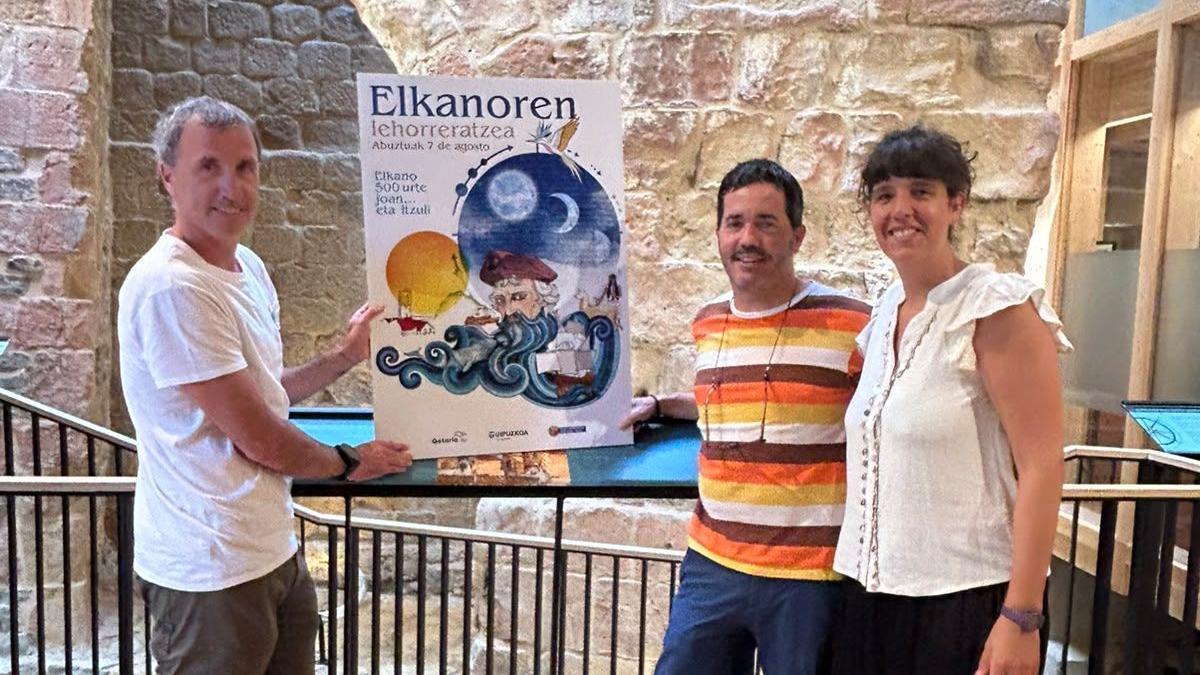 Haritz Alberdi, Arkaitz Barriola y Jaione Larrañaga con el cartel.
