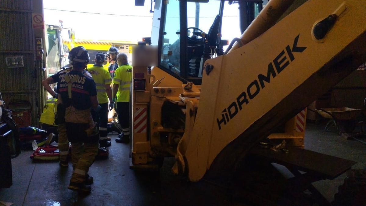 Servicios de emergencia no han podido salvar a un hombre que ha muerto aplastado por una máquina retroexcavadora.