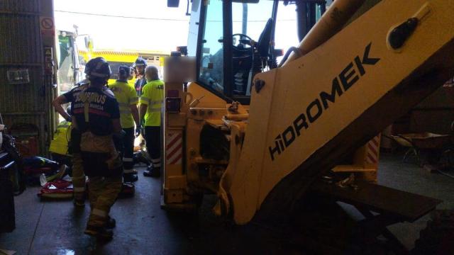 Servicios de emergencia no han podido salvar a un hombre que ha muerto aplastado por una máquina retroexcavadora.