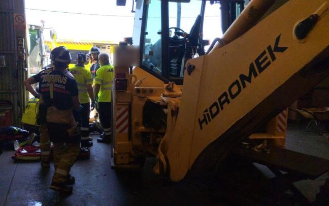 Servicios de emergencia no han podido salvar a un hombre que ha muerto aplastado por una máquina retroexcavadora.