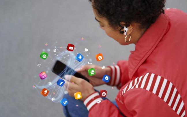 Las IA pueden ajustar y configurar las redes sociales al gusto de cada usuario con el fin de retenerlo ante la pantalla. / Mackenzie Duncan/Freepik Las IA pueden ajustar y configurar las redes sociales al gusto de cada usuario con el fin de retenerlo ante la pantalla.