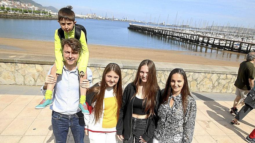 Serhii Hryhorchuk, de 44 años, con el pequeño Ruslan, de 5, a hombros, junto a sus hijas Katerina y Alisa, de 16 y 12 años, respectivamente, y su esposa Yulia, de 38, posan en Las Arenas, donde residen.