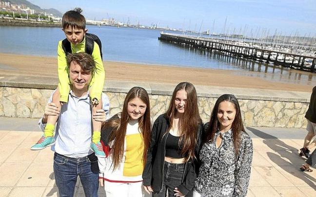 Serhii Hryhorchuk, de 44 años, con el pequeño Ruslan, de 5, a hombros, junto a sus hijas Katerina y Alisa, de 16 y 12 años, respectivamente, y su esposa Yulia, de 38, posan en Las Arenas, donde residen.