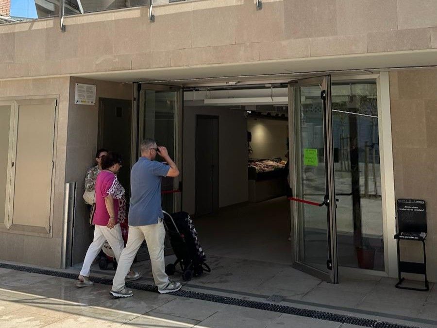 Vecinos accediendo al nuevo mercado de abastos en Laudio esta semana