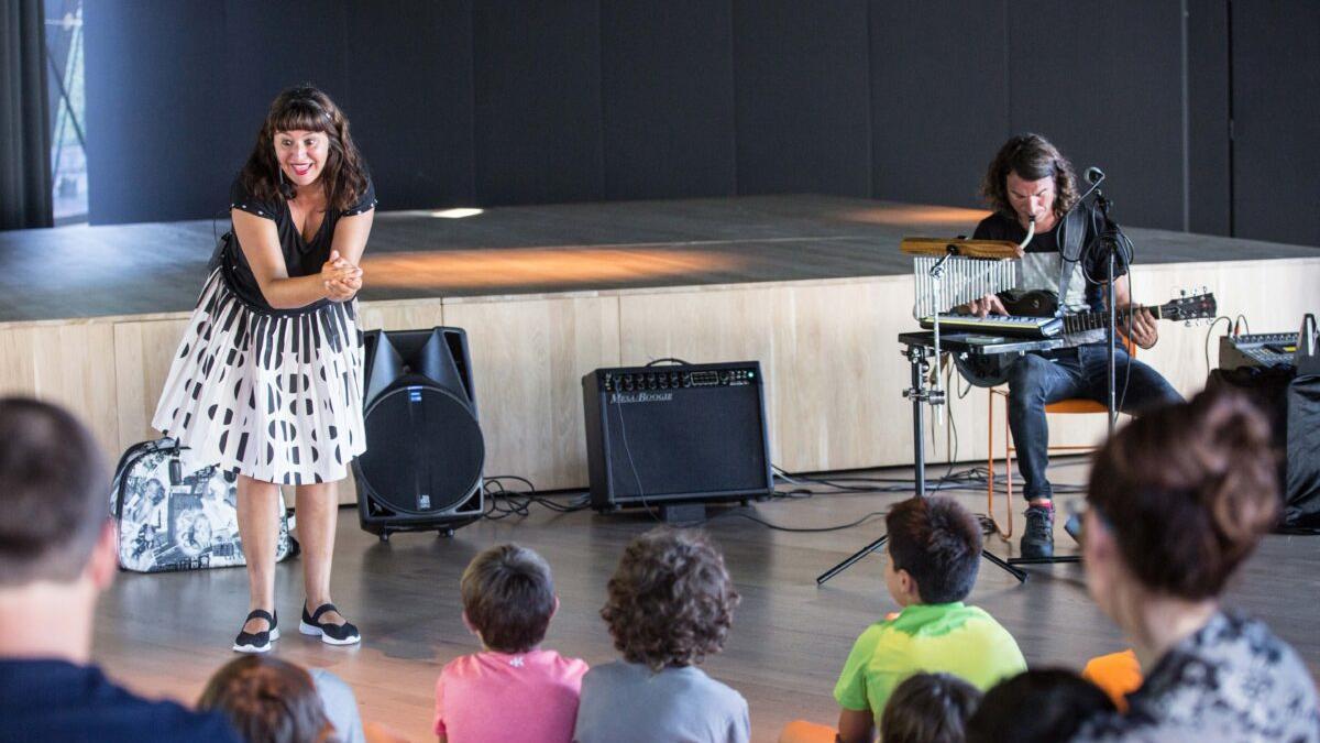 Ana Apika en una sesión con público infantil.