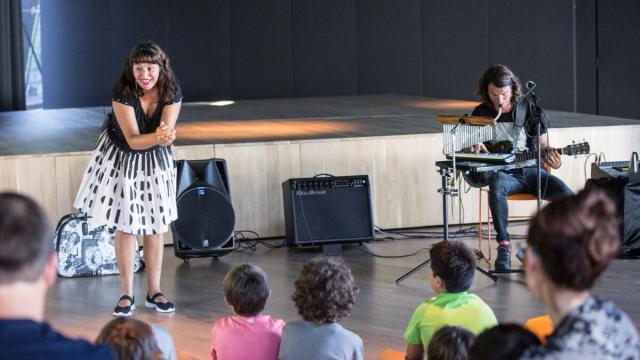 Ana Apika en una sesión con público infantil.