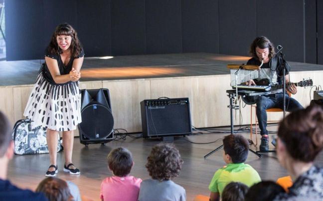 Ana Apika en una sesión con público infantil.