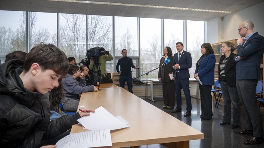 Alumnado de 4º ESO pregunta al consejero d’Anjou y a las diputadas forales de Hacienda sobre la fiscalidad vasca.