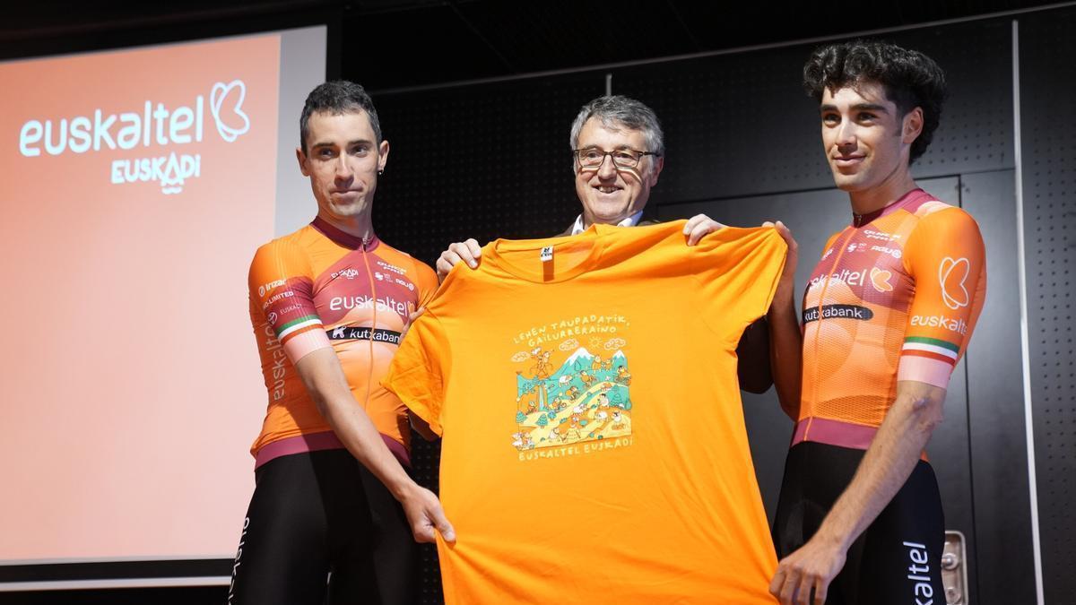 Toxmin Juaristi, Jon Ander de las Fuentes, presidente de Euskaltel, y Gotzon Martín, en la presentación de la camiseta.