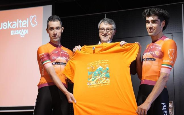 Toxmin Juaristi, Jon Ander de las Fuentes, presidente de Euskaltel, y Gotzon Martín, en la presentación de la camiseta.