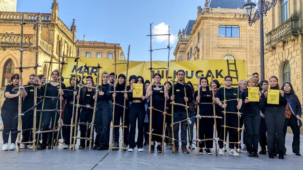 El alumnado de Gráfica Publicitaria del IES Usandizaga, que han creado la campaña para la Martxa del domingo, este miércoles en Donostia