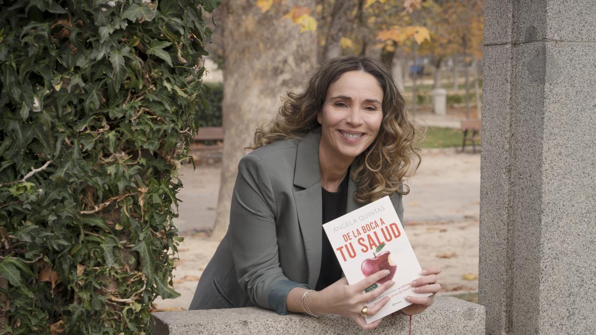 Ángela Quintas, posando con su nuevo libro.