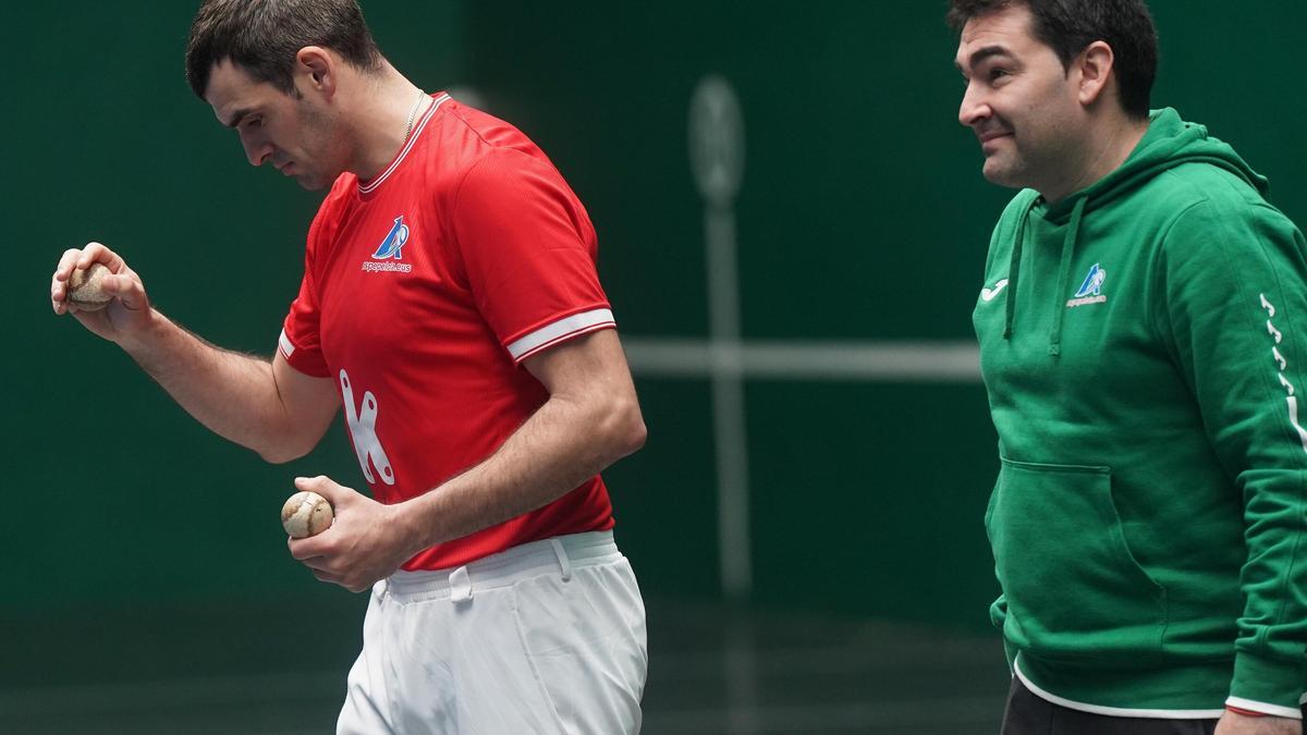 Altuna III-Ezkurdia y Jaka-Iztueta eligen material para la tercera jornada de la liguilla de semifinales del Campeonato de Parejas en el Beotibar de Tolosa.