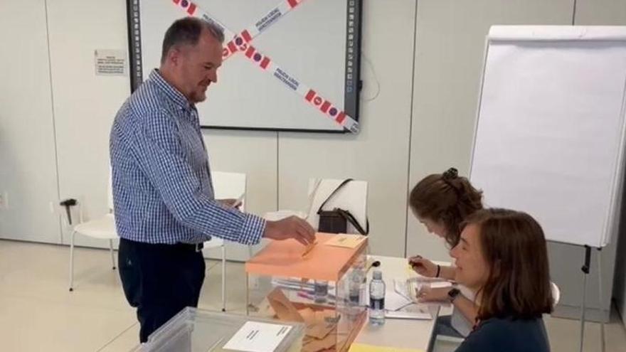 El presidente del PP vasco, Carlos Iturgaiz, en el momento de votar.