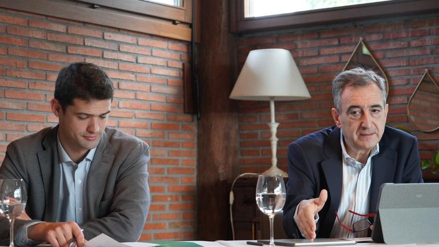 El portavoz del PNV en el Parlamento Vasco y burukide, Joseba Díez Antxustegi, con el presidente del EBB, Aitor Esteban, en la reunión de trabajo del grupo jeltzale en Oiartzun