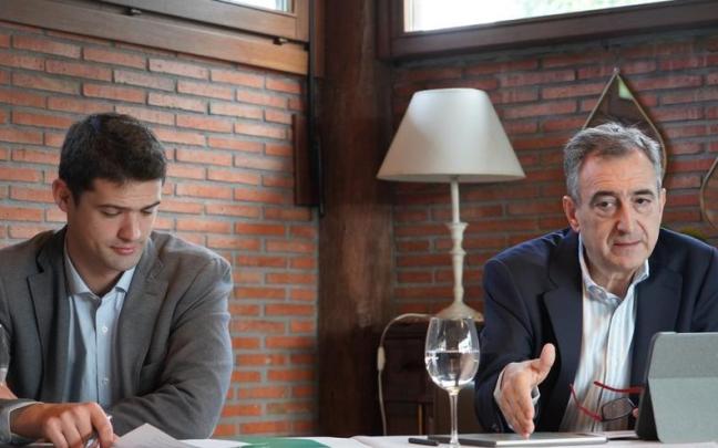 El portavoz del PNV en el Parlamento Vasco y burukide, Joseba Díez Antxustegi, con el presidente del EBB, Aitor Esteban, en la reunión de trabajo del grupo jeltzale en Oiartzun