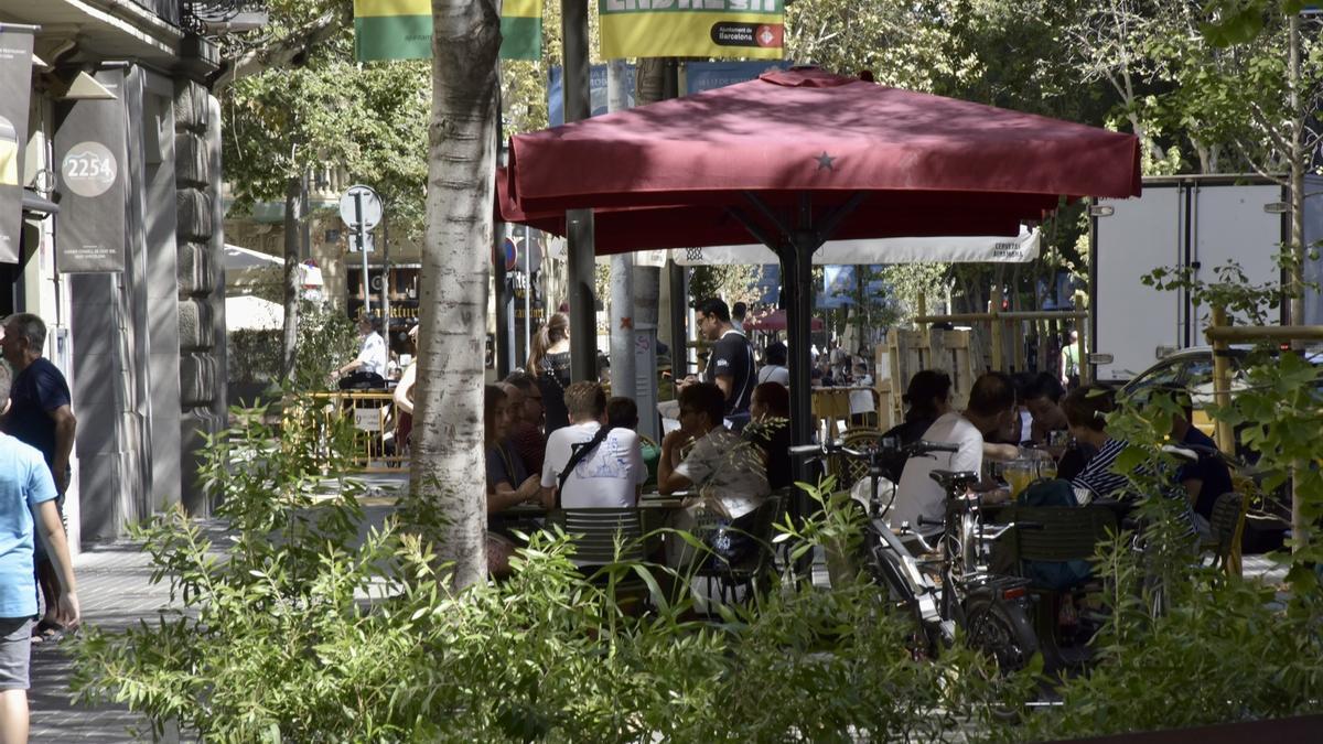 Clientes en varias terrazas.