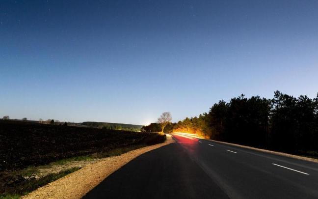 El menor se encontraba gateando en plena carretera.