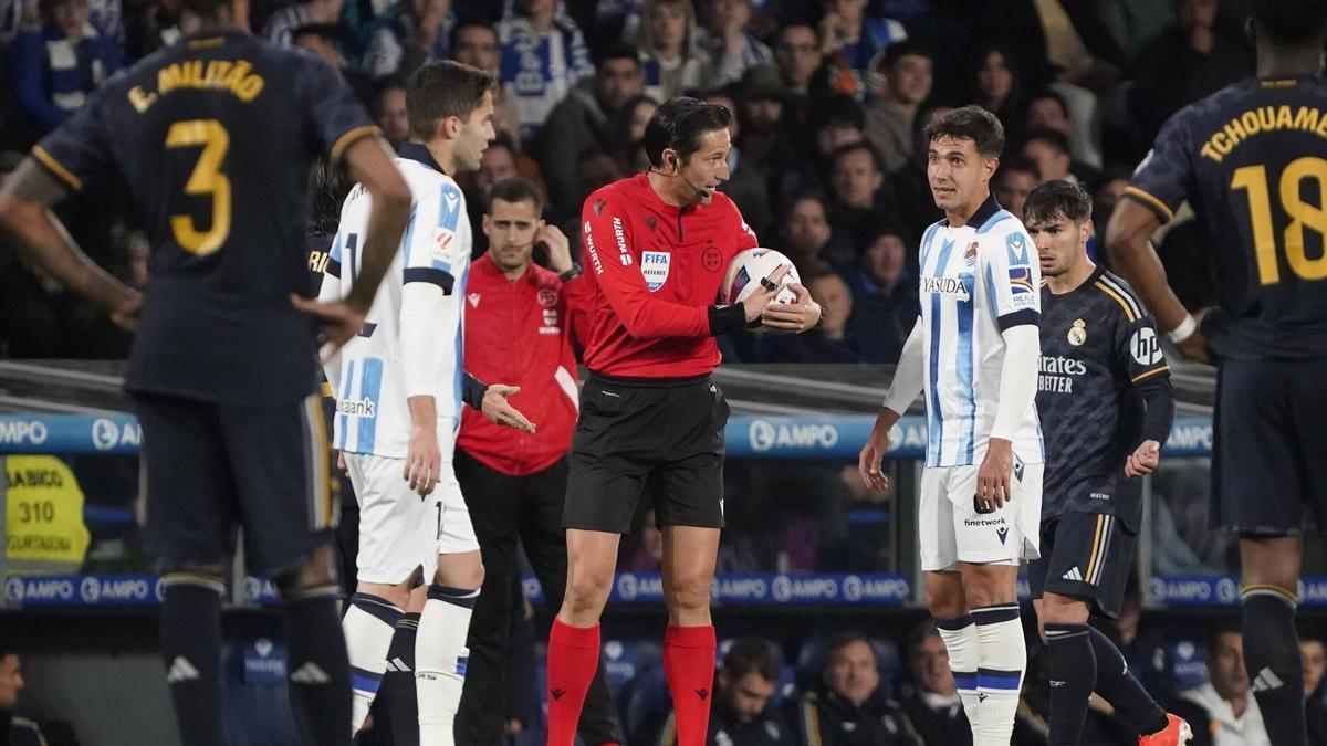 Martin Zubimendi discute con Martínez Munuera en el último partido ante el Madrid. / RUBEN PLAZA
