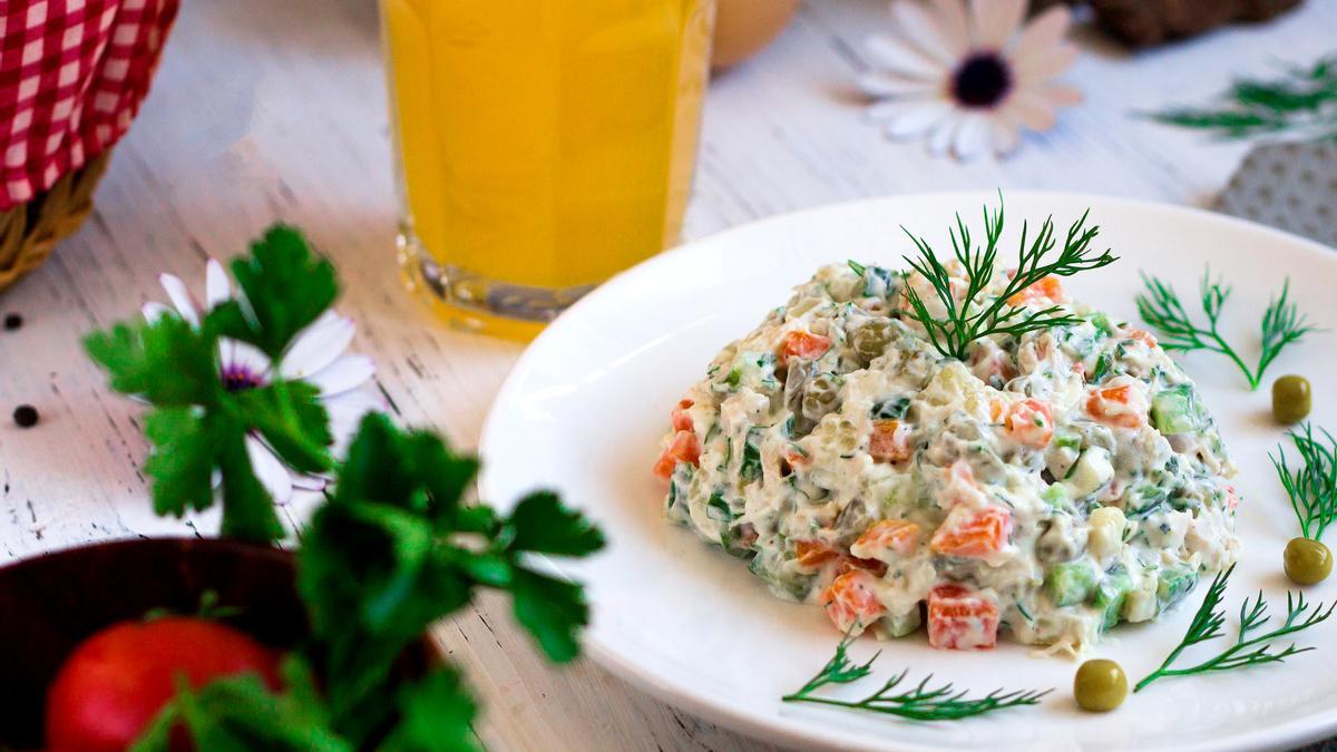 Un plato de ensaladilla rusa triunfa en cualquier mesa.