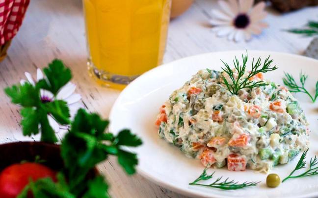 Un plato de ensaladilla rusa.
