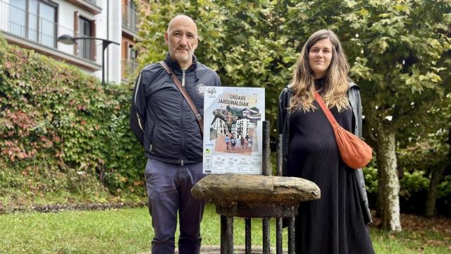 Joseba Zabaleta Soinuenea Herri Musikaren Txokoko kidea eta Nora Velez del Burgo zinegotzia.