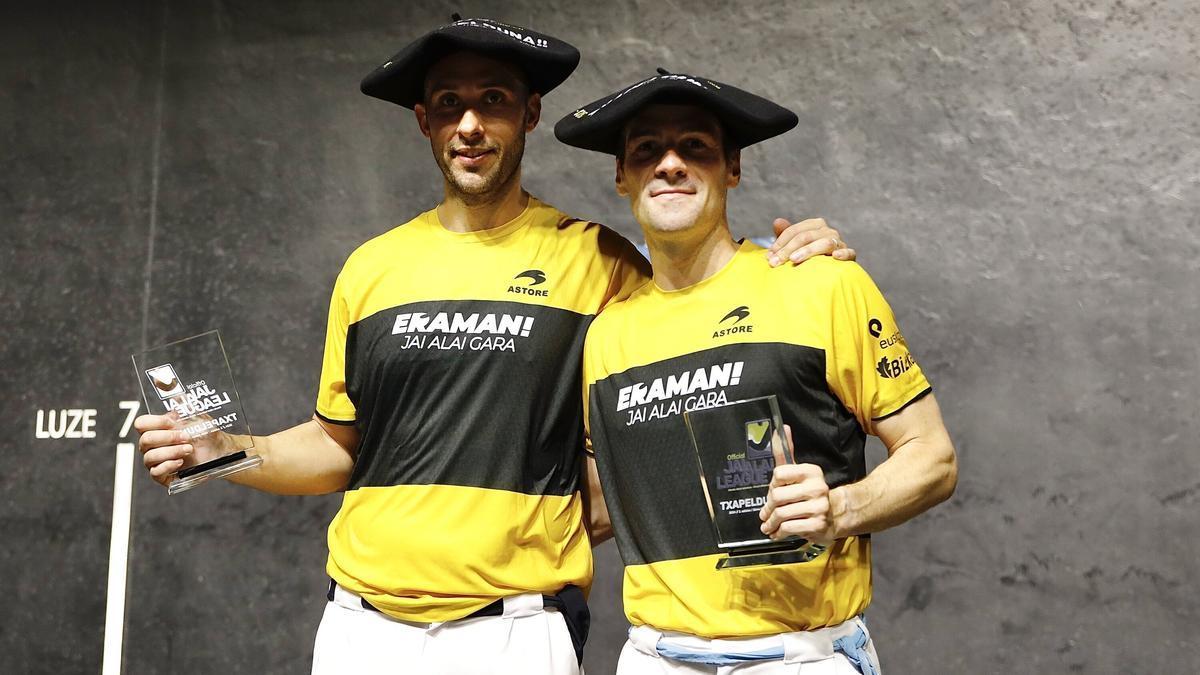 Imanol López y Xabier Barandika posan con las txapelas de campeones de la Jai Alai League 2023-2024.