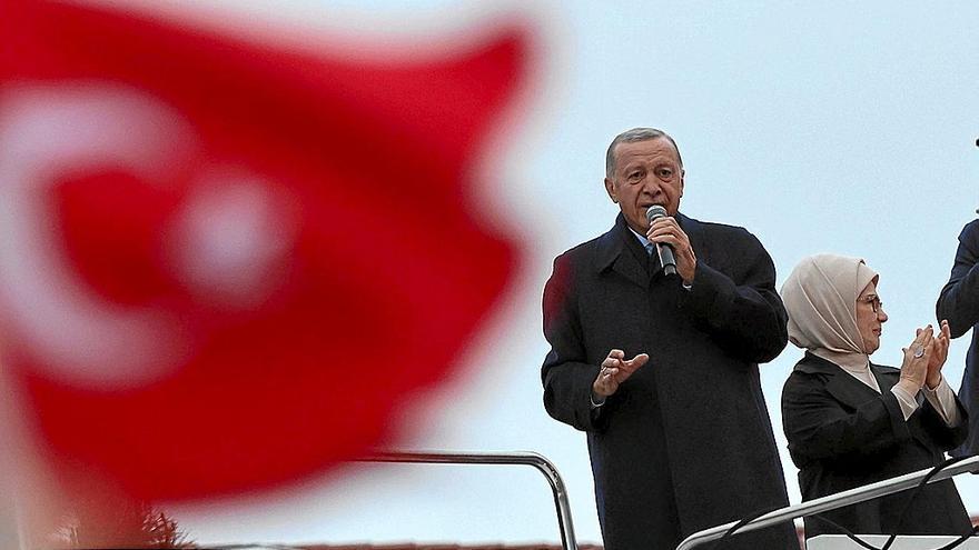 El presidente de Turquía, Recep Tayyip Erdogan, tras proclamar su victoria en las elecciones presidenciales. | FOTO: EFE