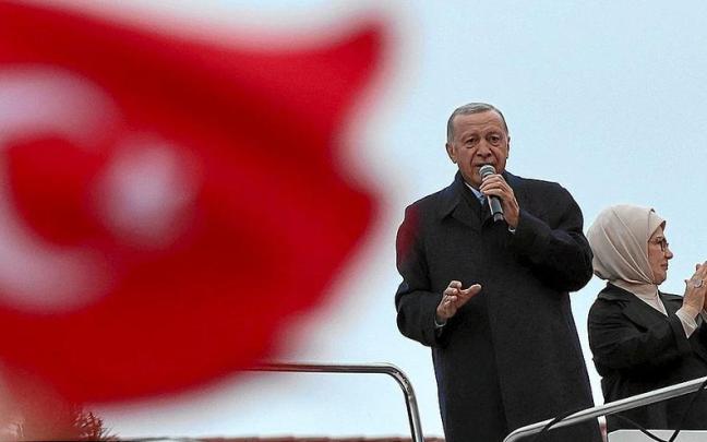 El presidente de Turquía, Recep Tayyip Erdogan, tras proclamar su victoria en las elecciones presidenciales. | FOTO: EFE