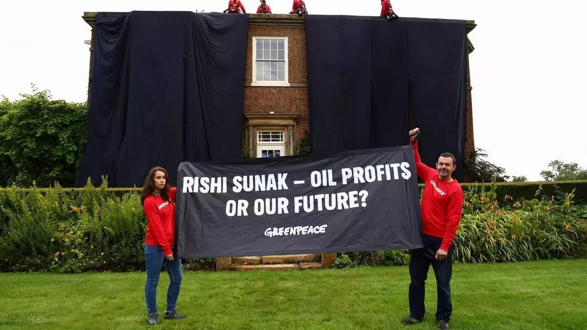 Los activistas de Greenpeace colocaron una lona negra gigante para protestar por el negocio del petróleo