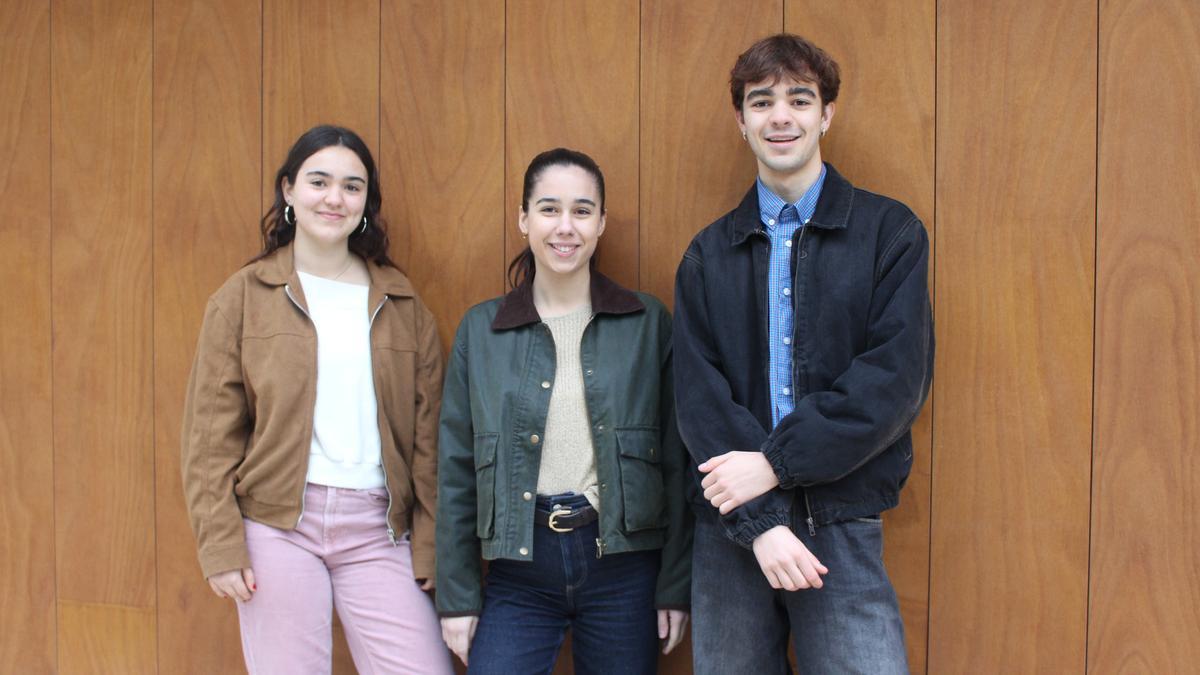 Dani Nespereira con su hermana Ariane (primera) y Zihara Etxeberria; el trío está al frente de Peryferyka Studio.