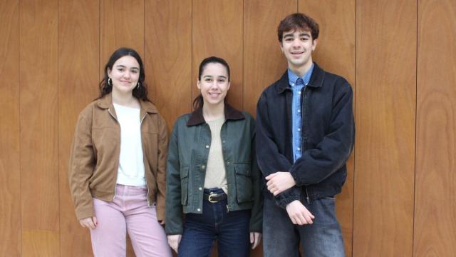 Dani Nespereira con su hermana Ariane (primera) y Zihara Etxeberria; el trío está al frente de Peryferyka Studio.