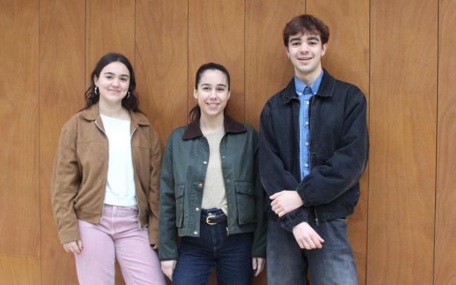 Dani Nespereira con su hermana Ariane (primera) y Zihara Etxeberria; el trío está al frente de Peryferyka Studio.