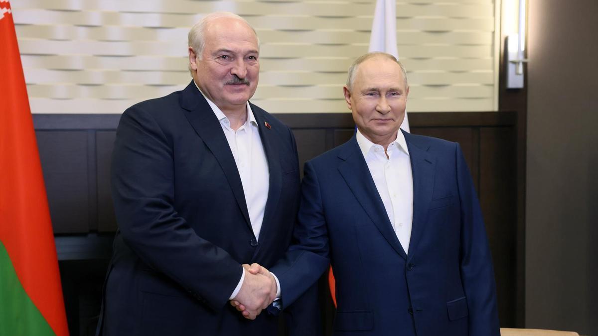El presidente de Bielorrusia, Alexandr Lukashenko, y su homólogo ruso, Vladímir Putin, durante su reunión en el balneario ruso de Sochi.