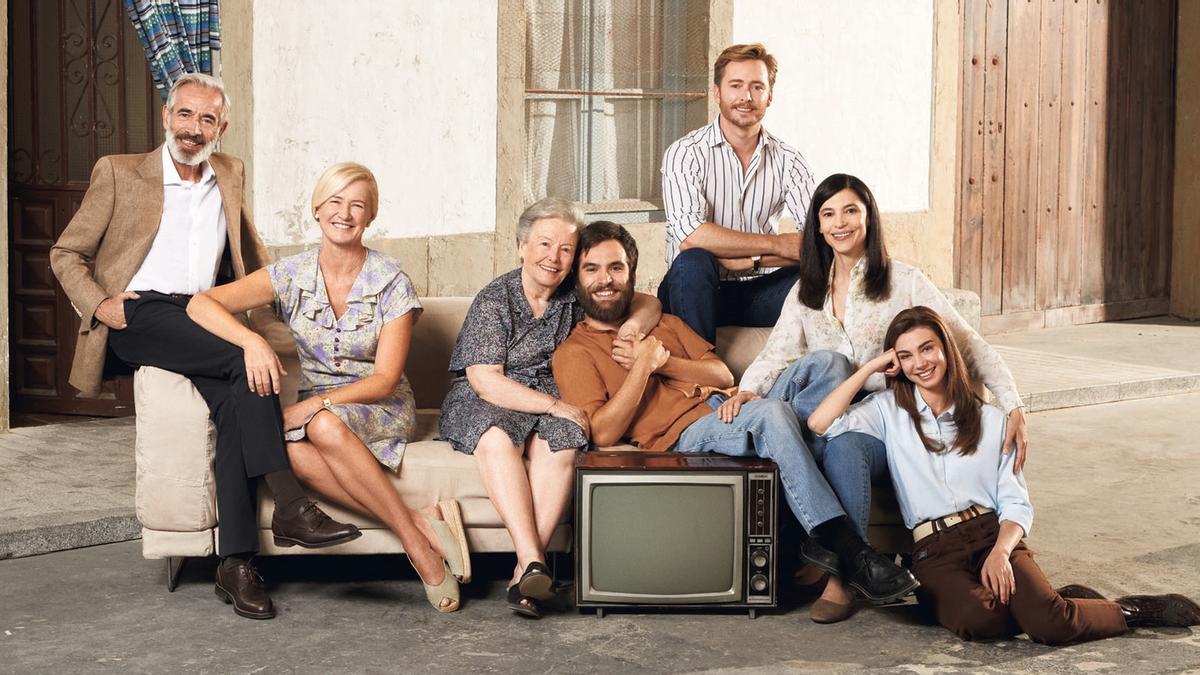 Posado de la familia Alcántara, con Carlos (Ricardo Gómez), que interviene en el último episodio de ‘Cuéntame cómo pasó’.